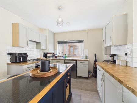 OPEN PLAN LOUNGE & KITCHEN