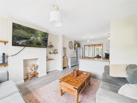 OPEN PLAN LOUNGE & KITCHEN