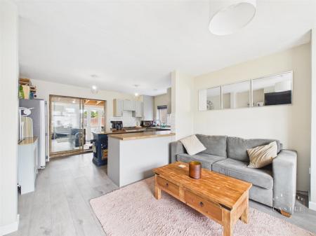 OPEN PLAN LOUNGE & KITCHEN