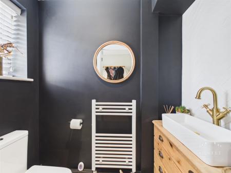 GUEST CLOAKROOM