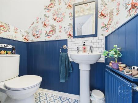 GUEST CLOAKROOM