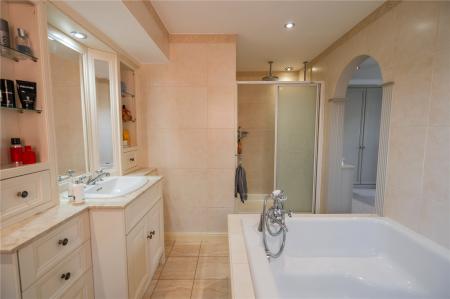 En-Suite Bathroom(2)