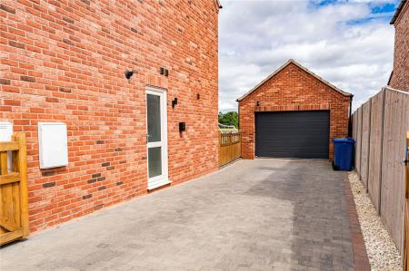 Drive/Garage