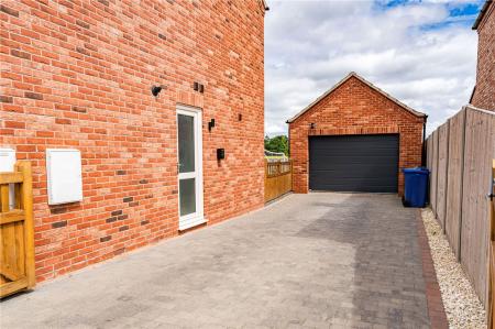 Drive/Garage