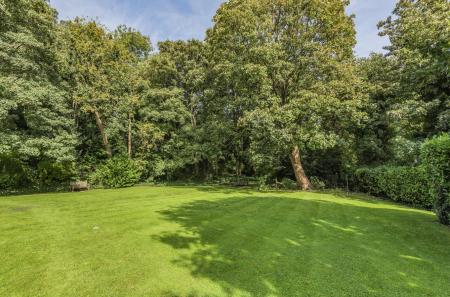 37 Herga Court-Communal Gardens.jpg