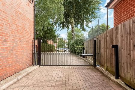 10 St Saviours - Gate.jpg