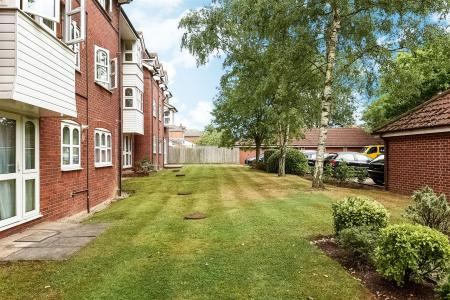 10 St Saviours - Gardens and Rear External.jpg