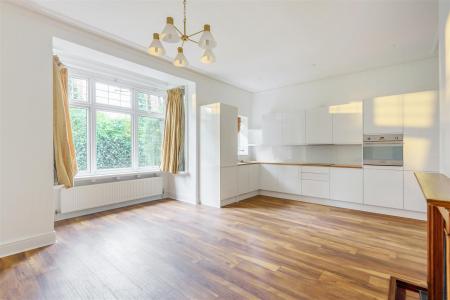 Fl.2, 17 Roxborough Park - Lounge 2 MAIN.jpg