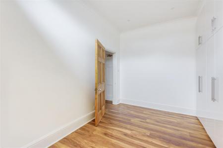 Fl.2, 17 Roxborough Park - Bedroom again.jpg