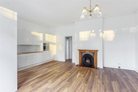 Fl.2, 17 Roxborough Park - Lounge 3.jpg