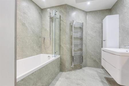 Fl.2, 17 Roxborough Park - Barthroom Alt.jpg