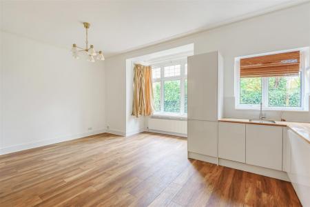 Fl.2, 17 Roxborough Park - Lounge 1.jpg