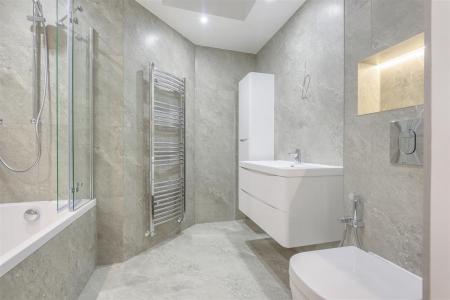 Fl.2, 17 Roxborough Park - Bathroom Main.jpg