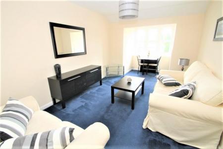 21 St Saviours Court 003.jpg