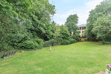 12 The Mount - Communal Garden.jpg