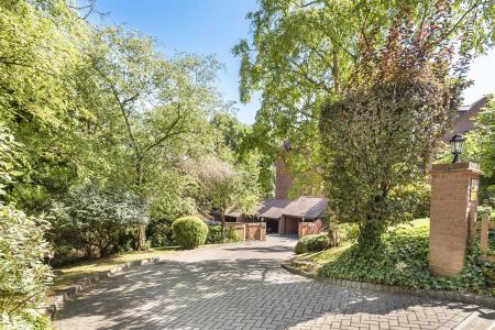 14 The Garlands - Entrance.jpg