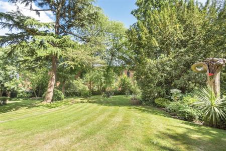 14 The Garlands - Communal Garden 2.jpg