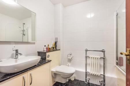 9 Bermuda House - En-Suite.jpg