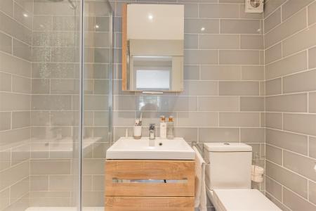 5 Drummond Court - Bathroom.jpg