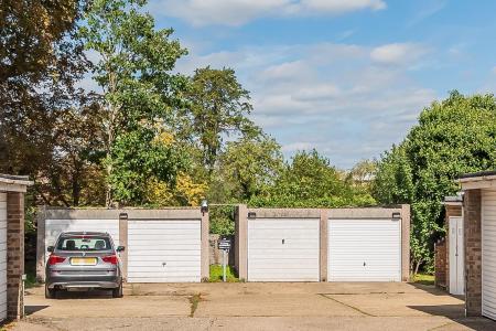 5 Drummond Court - Garages.jpg
