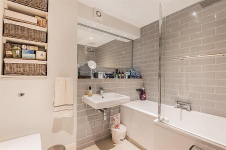 5 Drummond Court - En-Suite.jpg