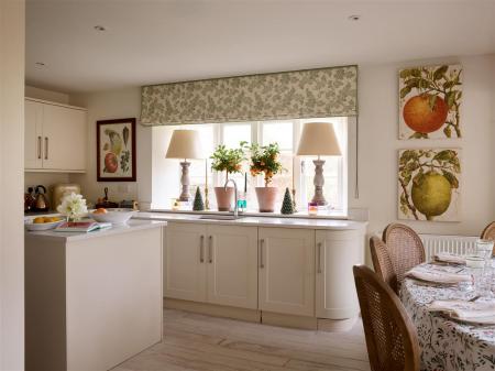 Jane Churchill Xmas108639.jpg