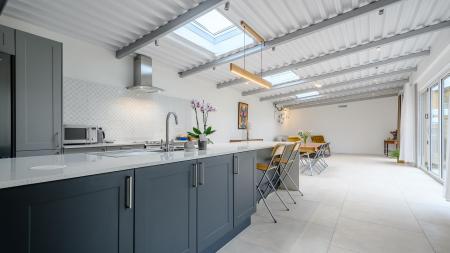 8442264-interior01.jpg