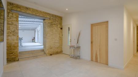 8442264-interior13.jpg