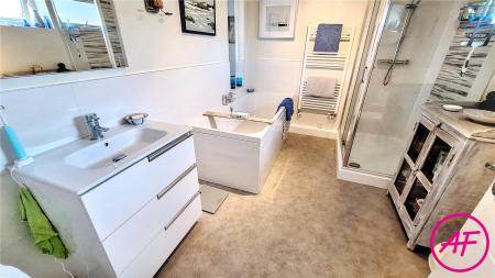 En-Suite Bath/Shower