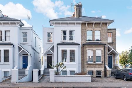 207a Castelnau - External