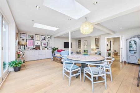 James_Anderson_-_Stonehill_Road_London__SW14_8RR_1