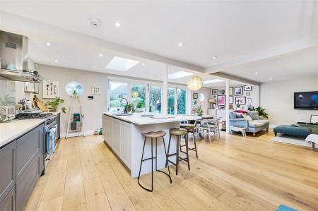 James_Anderson_-_Stonehill_Road_London__SW14_8RR_1