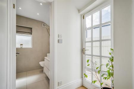 20250520_21_St_Leonards_Road_SW14_7LY_Rear_Hallway