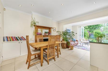 James_Anderson_-_Observatory_Road__London__SW14_7Q