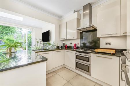 James_Anderson_-_Observatory_Road__London__SW14_7Q