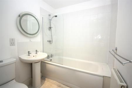 F1 73a Sheen Lane Sept 2016 Bathroom