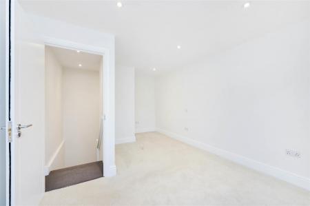 James_Anderson_-_36c_Roehampton_High_Street_SW15_4