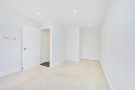 James_Anderson_-_36c_Roehampton_High_Street_SW15_4