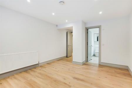 8_Master Bedroom-1.jpg