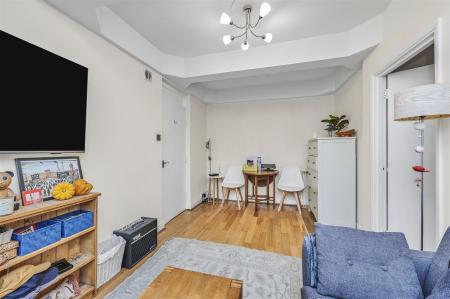 James_Anderson_-__Flat_4__windsor_court_20_frogmor