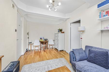 James_Anderson_-__Flat_4__windsor_court_20_frogmor