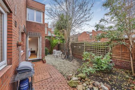 James_Anderson_-__Flat_4__windsor_court_20_frogmor