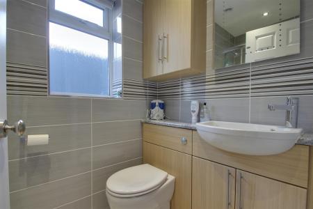 alinora en-suite.jpg