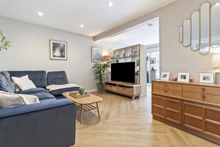 2 Sefton Close_002.JPG