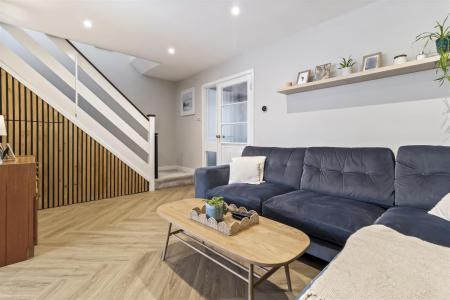 2 Sefton Close_003.JPG