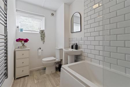 2 Helen Court-004.jpg