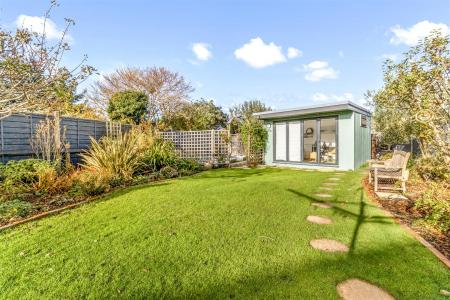 27 Thakeham Drive-022.JPG