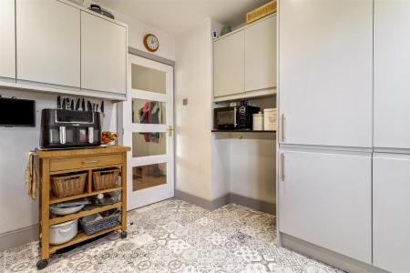 27 Thakeham Drive-014.JPG