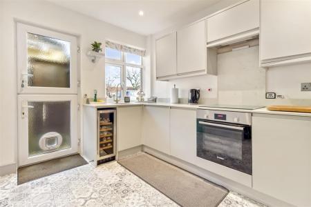 27 Thakeham Drive-012.JPG