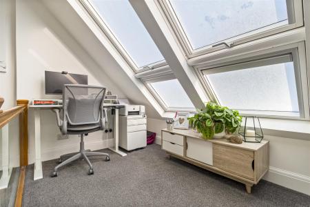 33 Alinora Crescent-004.JPG